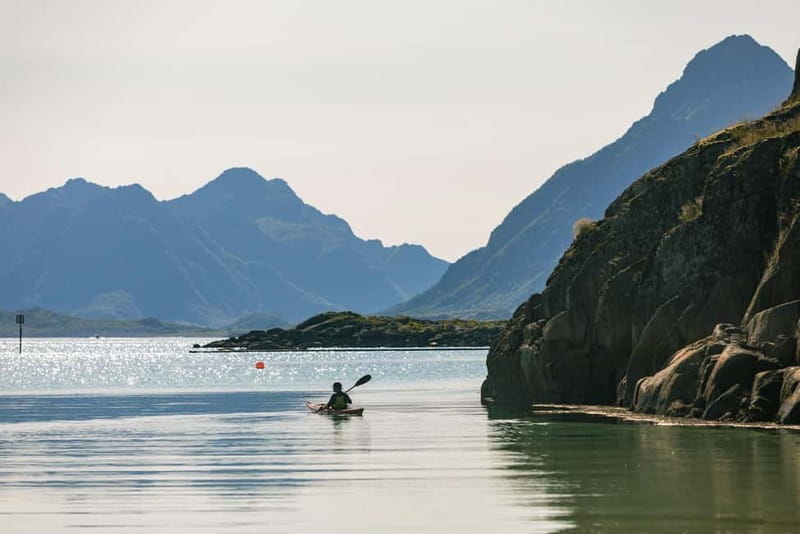 Lofoten: Guided Kayak Experience - Getting started with the kayak and paddle