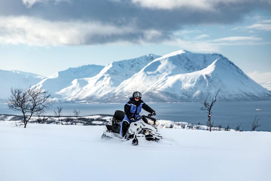 Lyngen: Snowmobile Safari with Lunch in seaside Restaurant - A snowmobile ride with the fjord always in view