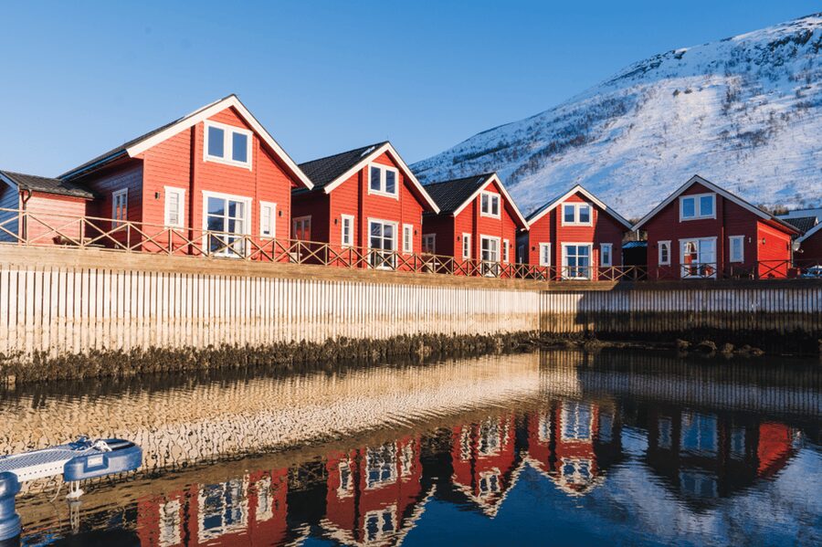 Lyngen: Snowmobile Safari with Lunch in seaside Restaurant - Visiting an Arctic fishing village