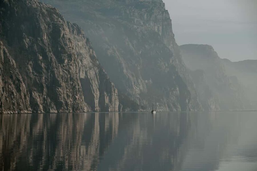 Lysefjord (Stavanger): Boattrip to Preikestolen from Forsand - Seeing Pulpit Rock from below