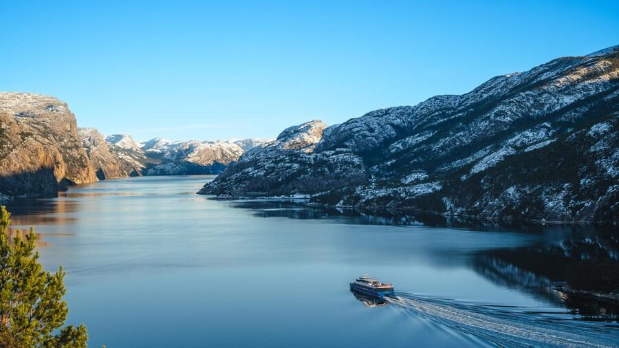 Lysefjorden cruise & Preikestolen guided hike - winter - The short transfer to Forsand
