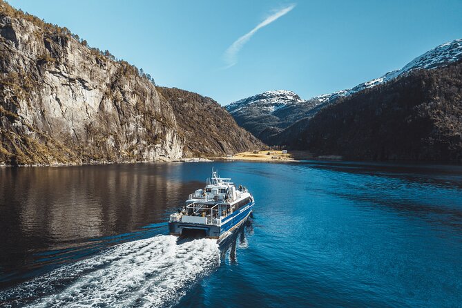 Mostraumen Fjord Cruise - Mostraumen, the narrow passage at the turning point