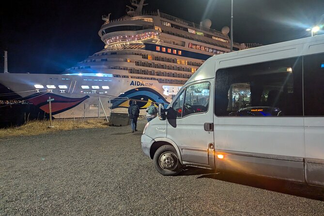 Northern Lights Minibus Chase Max 16 Person In Group - Hot drinks and a warm refuge