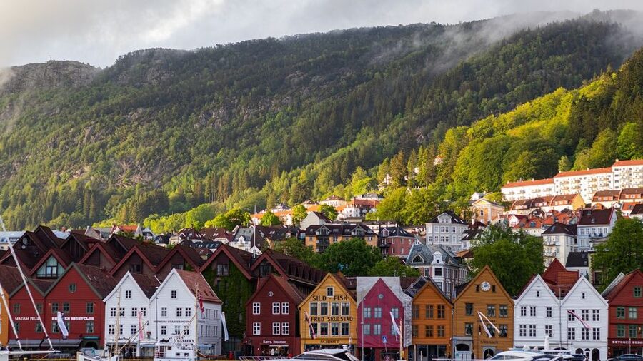 Norwegian Coastal Cities: Smartphone Audio Guide App - Automatic Playback or Choosing Stops From the Map