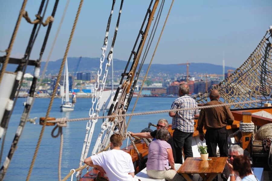 Oslo: Best of Oslo Walking Tour & Fjords Sightseeing Cruise - What the four-hour format gives you for $82