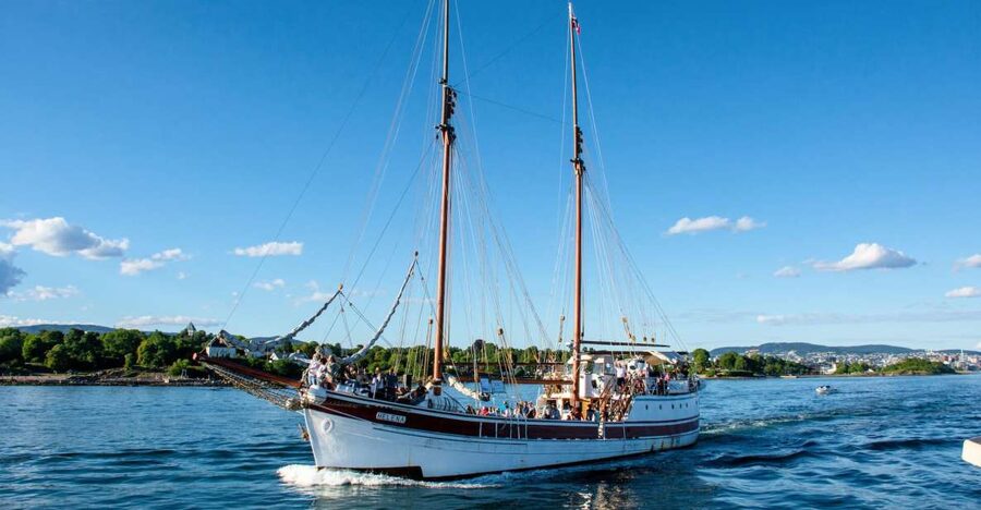 Oslo: Best of Oslo Walking Tour & Fjords Sightseeing Cruise - Starting at University Aula on Karl Johan Street