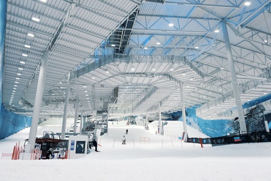 Oslo: Day Pass for Downhill Skiing at SNØ Ski Dome - Renting clothes and equipment at about -4 degrees