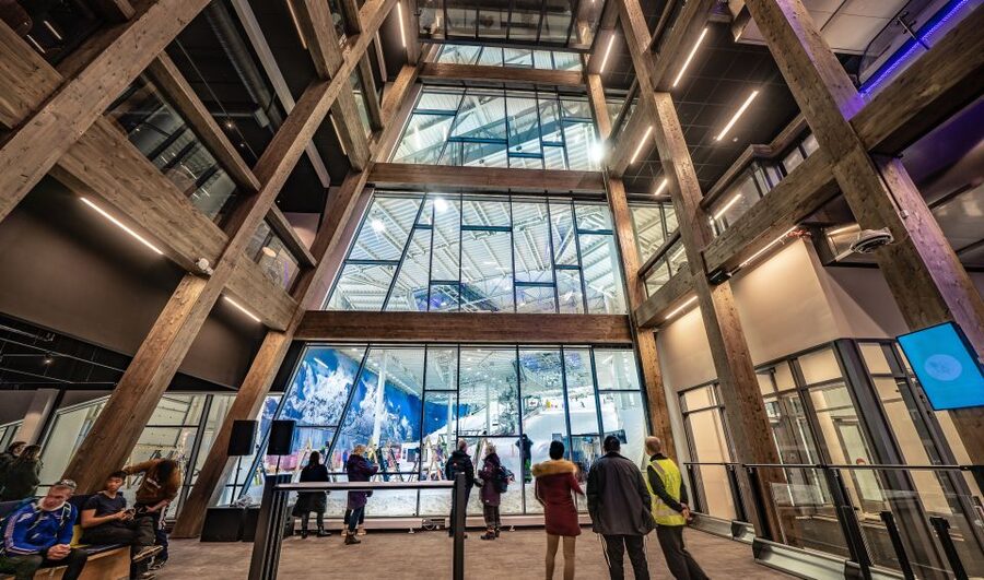 Oslo: Day Pass for Downhill Skiing at SNØ Ski Dome - Looking up at the indoor ice wall