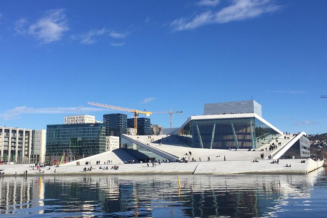 Oslo easy walk - The Tiger sculpture marks the central station