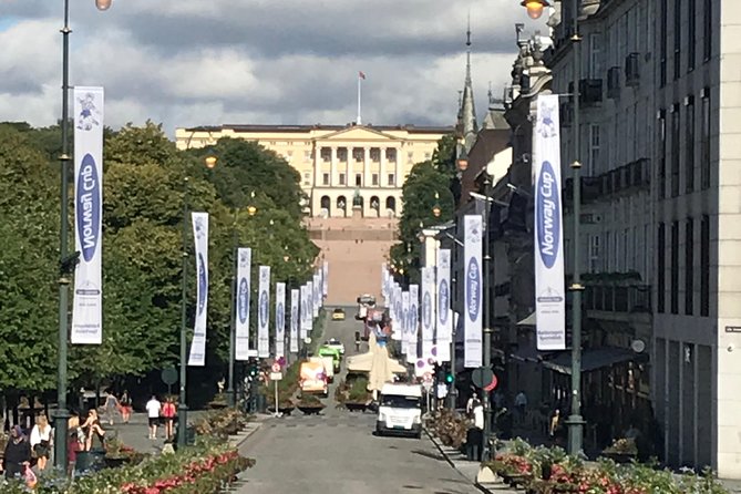 Oslo easy walk - The Royal Palace sets the tone