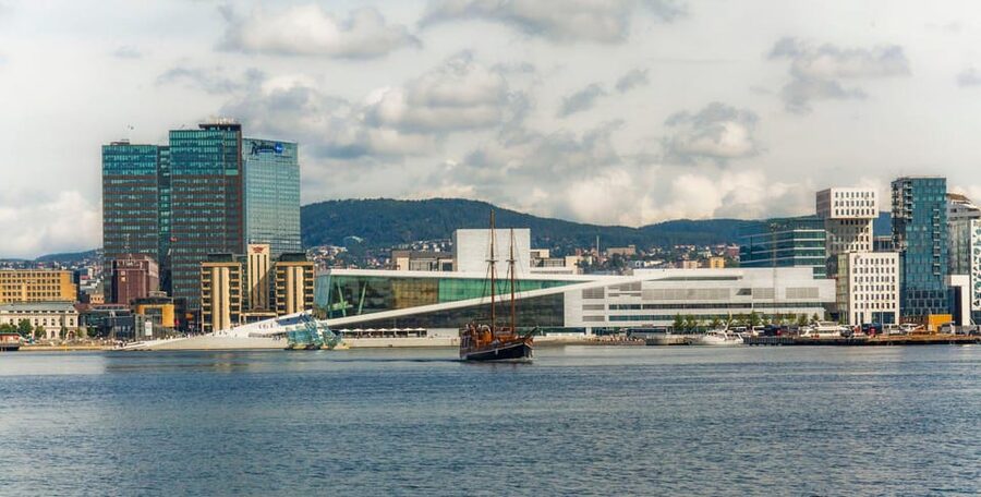 Oslo: Fjord Mini Cruise by Wooden Sailing Ship - Drinks, blankets, and family comfort