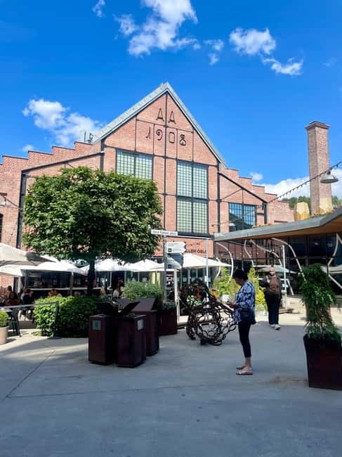 Oslo: Grünerløkka Food & Culture Walking Tour - The guides and the group experience