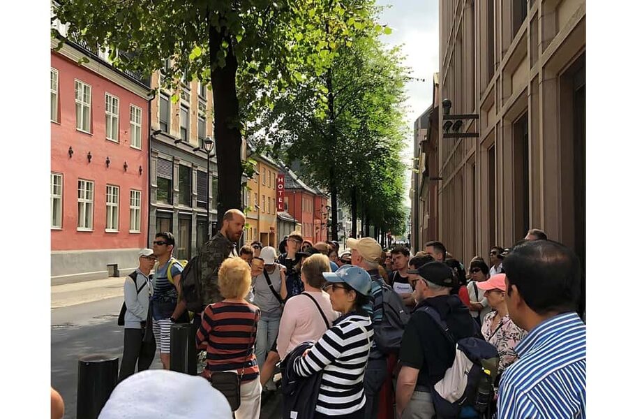 Oslo: Guided Walking Tour of Central Oslo - Christiania Torv and the older city center