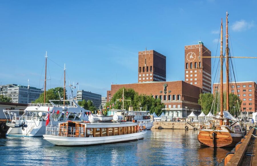Oslo: Guided Walking Tour of Central Oslo - City Hall and the National Theater