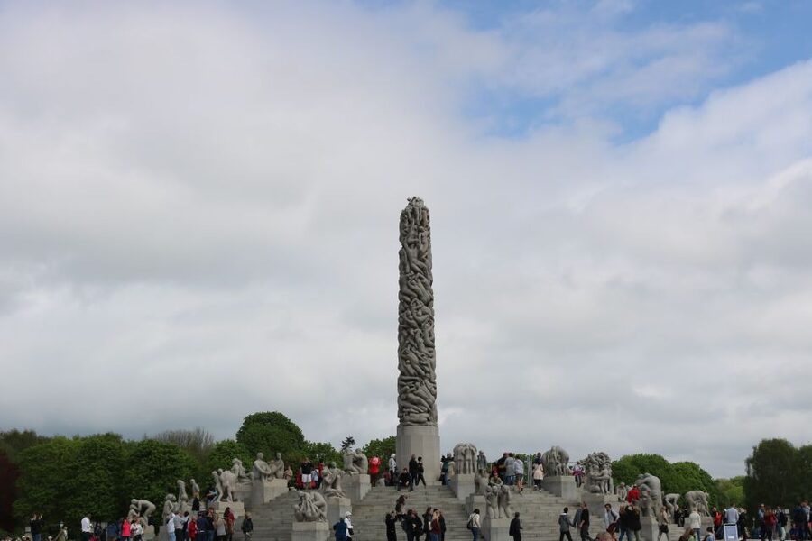 Oslo: Sightseeing with Holmenkollen Ski Jump & Vigeland Park - Seeing central Oslo from the coach