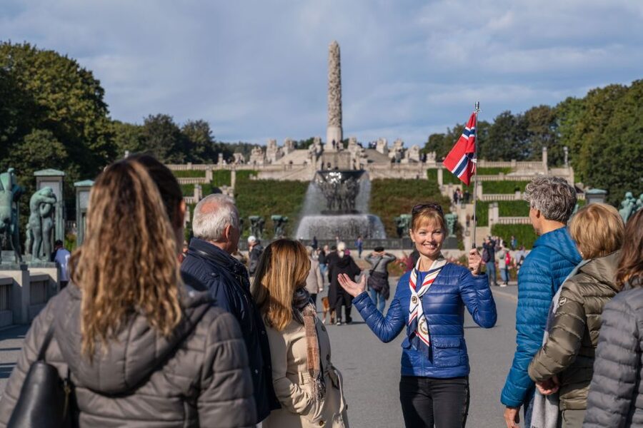 Oslo: Sightseeing with Holmenkollen Ski Jump & Vigeland Park - Guides, coach comfort, and the human side