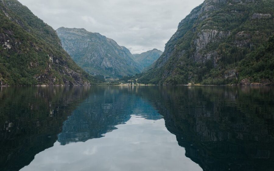 Øystese: Hardangerfjord RIB safari to the Fyksesund branch - Kvamsøy and the turn toward quieter water