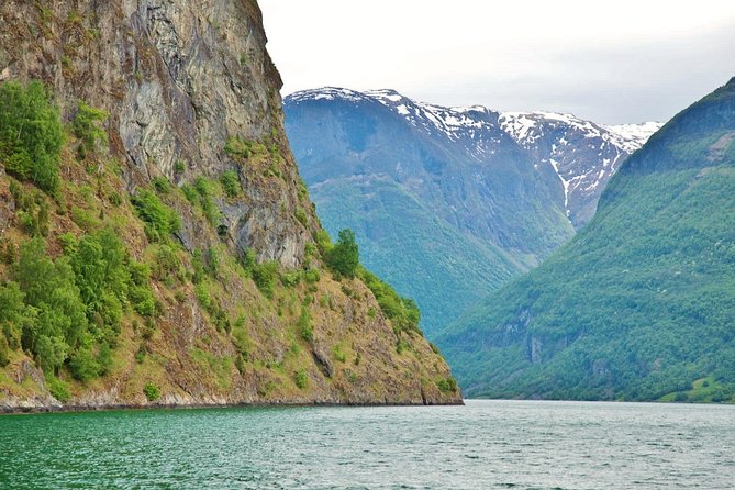PRIVATE GUIDED TOUR: Highlights of Norway – Trip to the Sognefjord – WINTER - Tvindefossen in winter