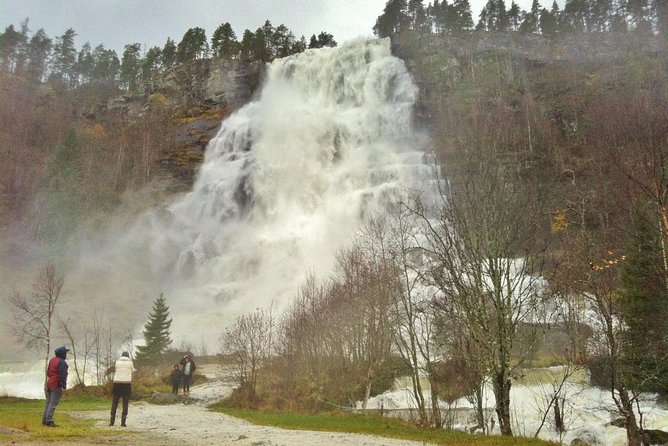 PRIVATE GUIDED TOUR: Norway's Highlights – Viking Special, 11-12 hours – WINTER - From Bergen toward Voss, the gateway to the fjords