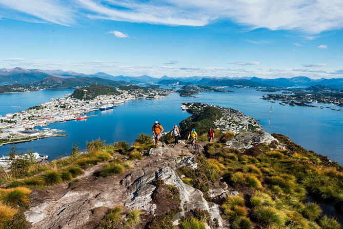 Seakayak And Hike in Ålesund - Paddling through Brosundet