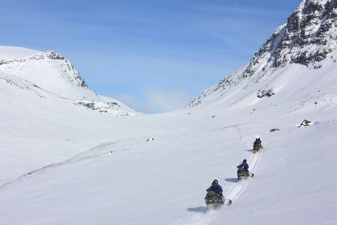Snowmobile Evening Adventure outside Tromsø - Learning to drive before entering the forest