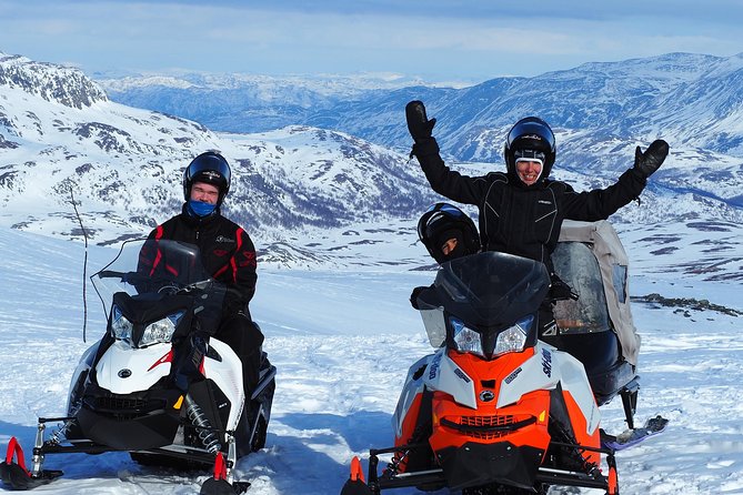Snowmobile safari in the mountain plateau of Finnmarksvidda - Who will enjoy this most