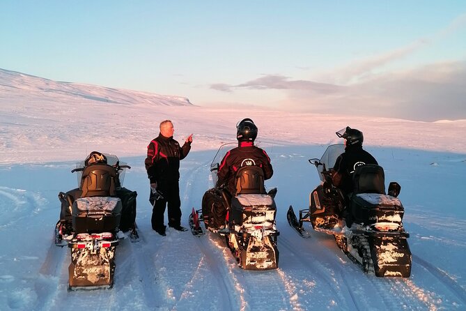 Snowmobile safari in the mountain plateau of Finnmarksvidda - Riding through Finnmarksvidda