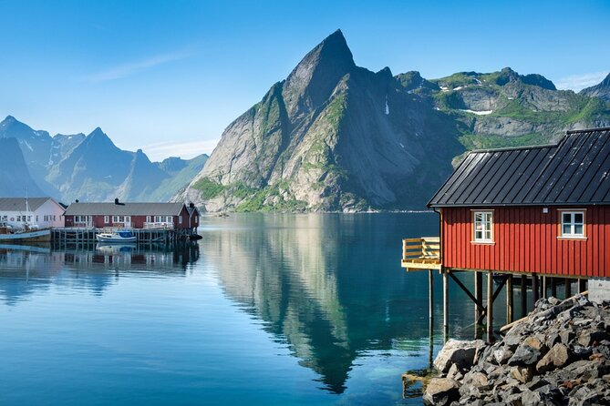 Special Summer Cruise Bus Tour of Lofoten - Sakrisøya brings color to the final stretch