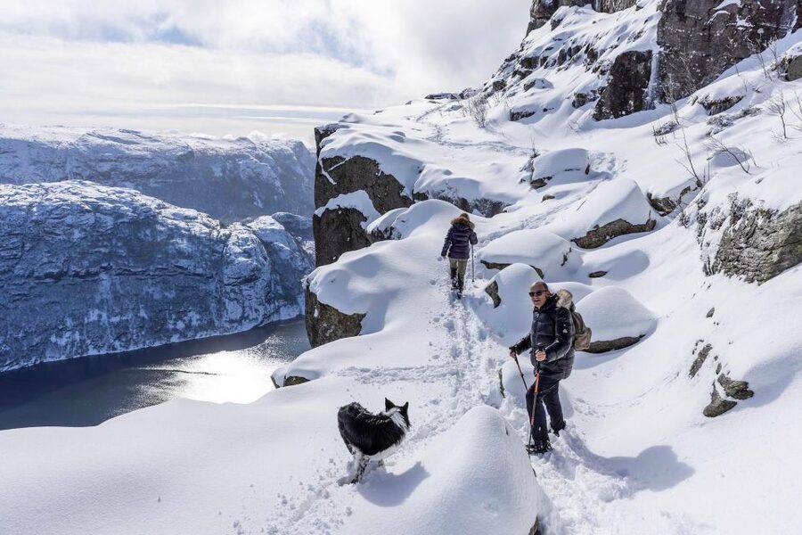 Stavanger: Preikestolen Winter Hike + Hot Lunch - Reaching the 604-meter cliff above Lysefjorden