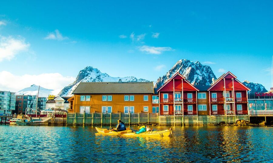 Svolvaer: 2-Hour Winter Kayaking Adventure - Paddling along the winter shoreline