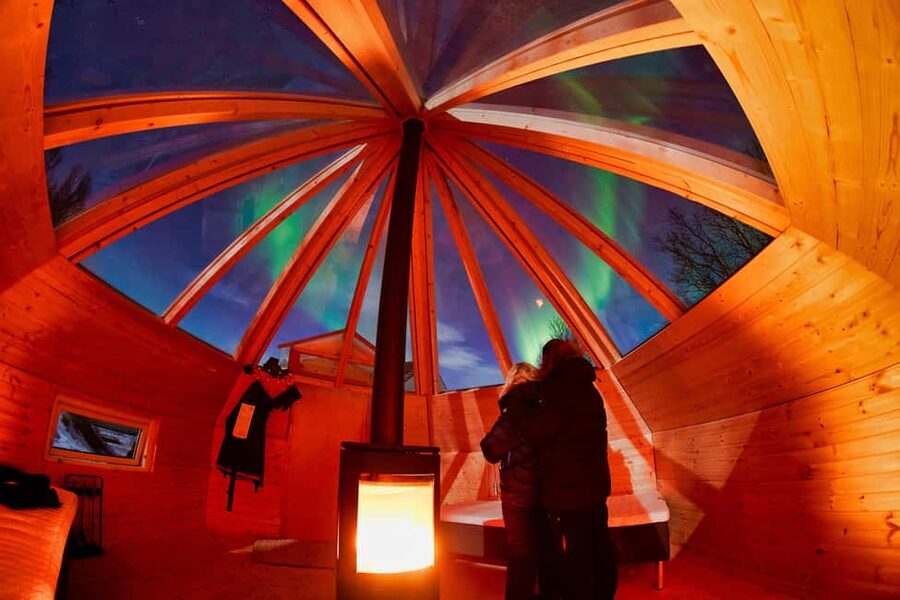 Tromsø: Aurora Crystal Lavvo Overnight Stay with Activities - A 2 km hike through Scandinavian winter