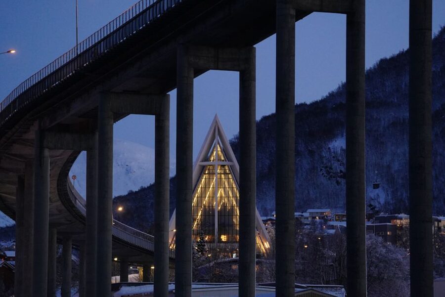 Tromsø: Aurora Dinner Cruise by Hybrid-Electric Catamaran - Comfort, access, and practical details