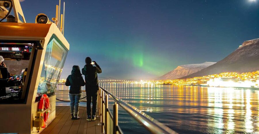 Tromsø: Electric Northern Lights Cruise - Going outside when Aurora appears