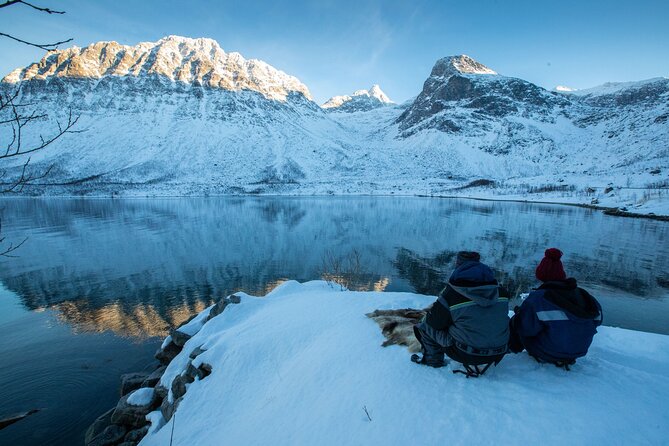 Tromso fjords road trip with fire in grill cabin by the beach. - Grøtfjord: white sand beneath steep mountains
