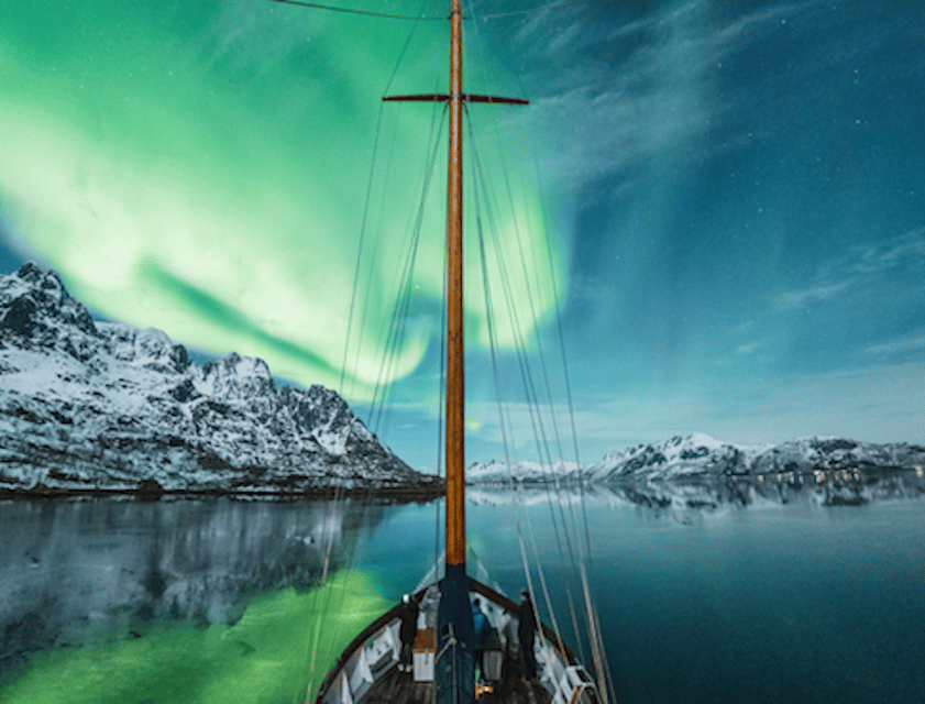 Tromso: Luxury Northern Lights Cruise with Hot Tub & Dinner - Sailing through Grindøysundet