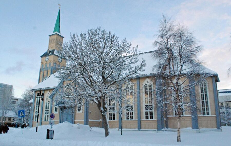 Tromsø: Midnight Concert Ticket at the Tromsø Cathedral - A changing program of Sami and Norwegian music