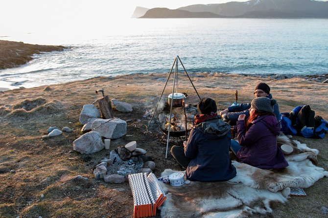 Tromsø: Midnight Sun with Campfire with Wandering Owl - What dinner is really like over the fire