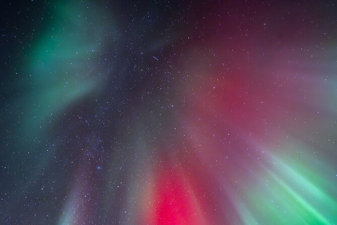 Tromsø: Northern Lights by Minibus - Free Photos and Warm Dinner - Guides shape the night