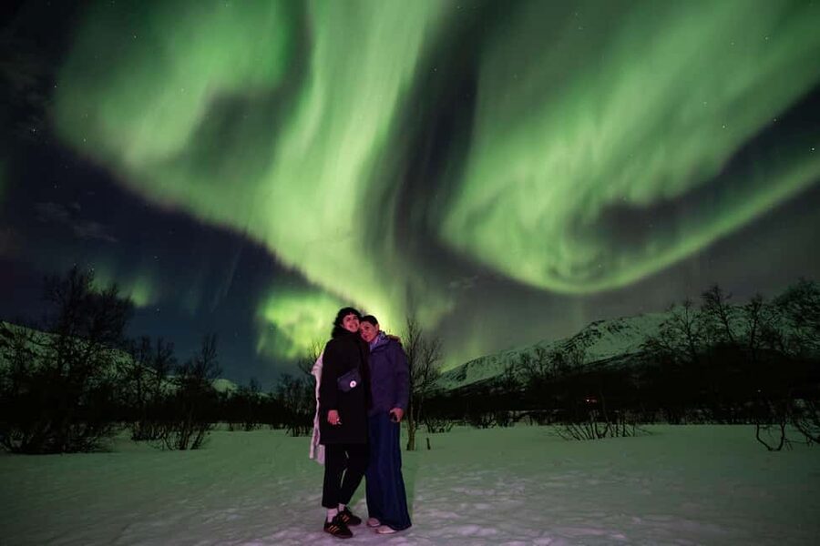 Tromsø: Northern Lights Chase by a comfortable bus - Three hours of aurora watching and photography