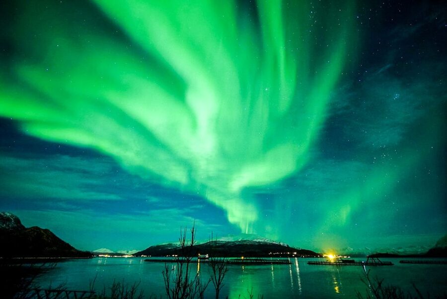 Tromsø: Northern Lights Chase Minibus Tour - Kilpisjärvi and the Finnish border option