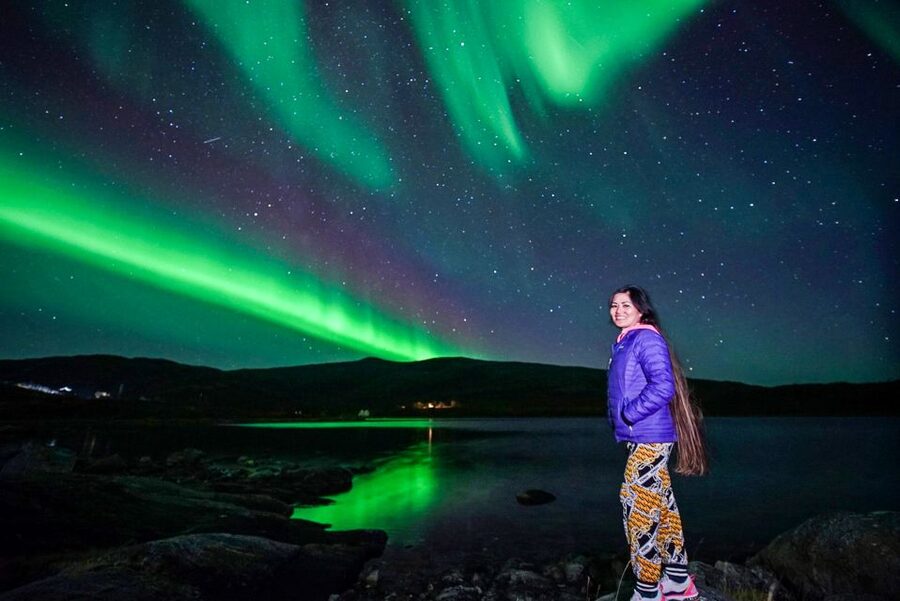 Tromsø: Northern Lights Chase Minibus Tour - The bonfire, drinks, and staying warm outside