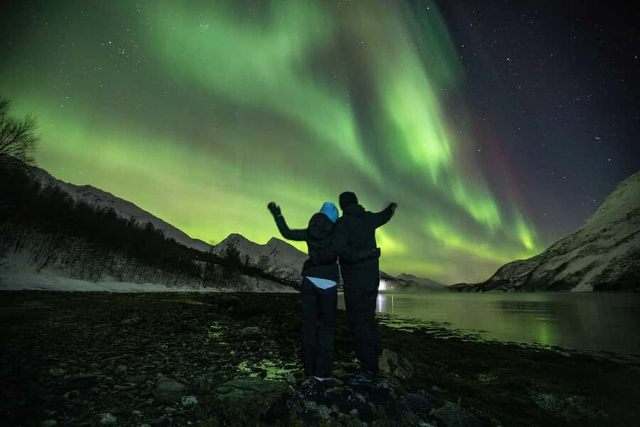 Tromsø: Northern Lights Chase with Free Photos - Waiting under the sky with warm drinks