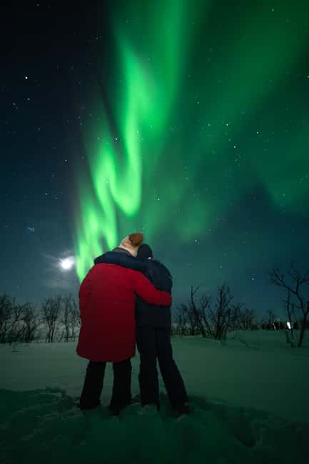 Tromsø: Northern Lights Focus Tour, German/English, minibus, meal - The guides make or break the evening
