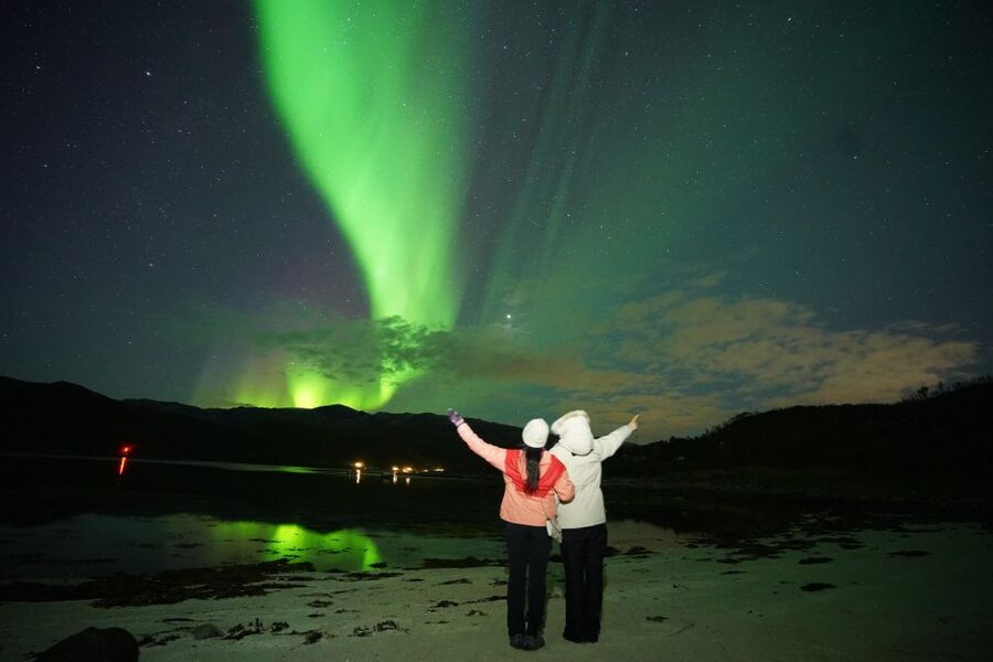 Tromsø: Northern Lights Tour with Free Professional Portrait - Clothing, age limits, and comfort