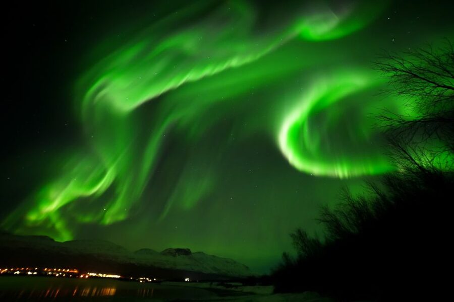 Tromsø: Northern Lights Tour with Free Professional Portrait - Getting your own aurora photographs