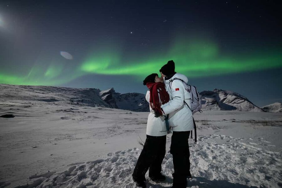 Tromsø: Northern Lights tour with local experts - Thermal suits, hot drinks, and the campfire stop