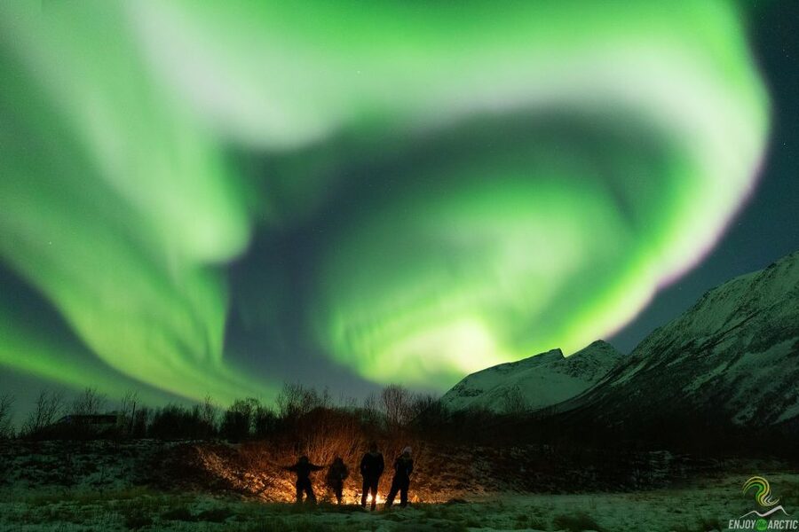 Tromsø: Northern Lights Trip with Campfire and Snacks - Leaving Tromsø for darker skies