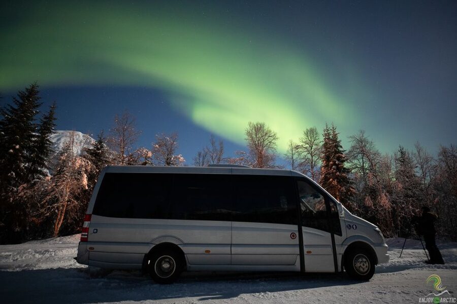 Tromsø: Northern Lights Trip with Campfire and Snacks - The Finnish border option and the value of a serious chase