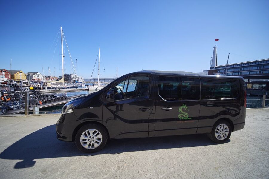 Tromsø: Private 6-Hour Aurora Chase by Minivan - The 7pm meeting and warm suit fitting