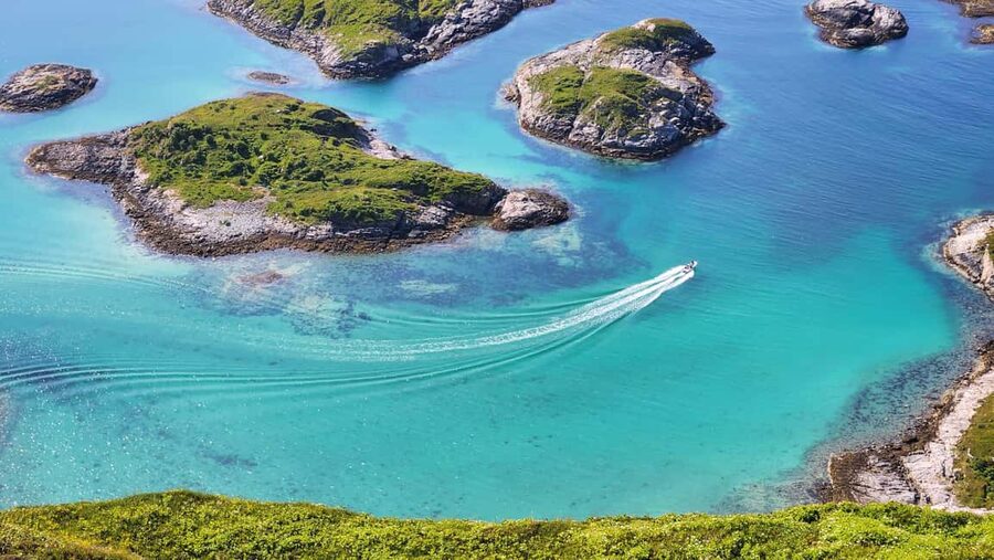 Tromsø: Sommaroy Fjord Tour with Lunch Option & Midnight Sun - Choosing between a minibus and a coach